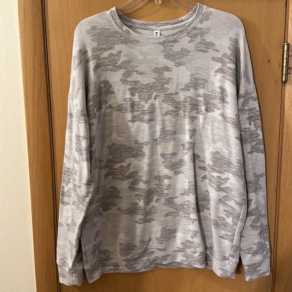 Athleta Women’s Pure Luxe Camo Printed Sweatshirt Gray Size Medium - Picture 2 of 10